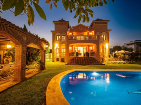 San Pedro 6 bedroom villa, heated pool, BBQ, WiFi